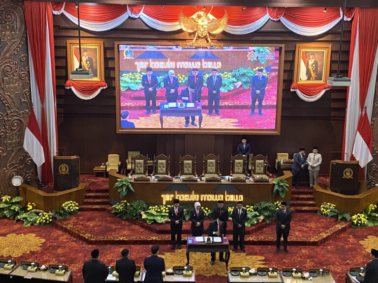 Menjadi Saksi Langsung Pengesahan RPJMD: DPM FMIPA UNESA Hadiri Rapat Paripurna di DPRD Jawa Timur